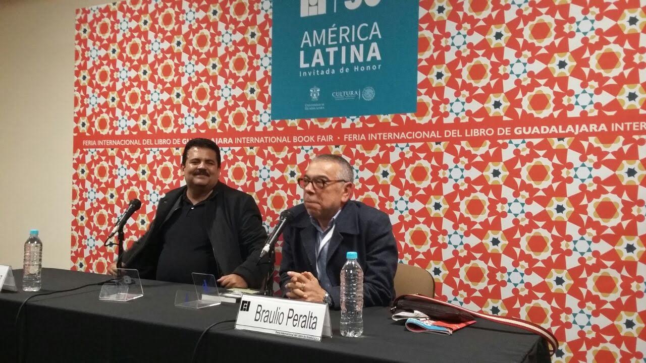 Braulio Peralta junto a Juan José Rodríguez en la FIL 2016