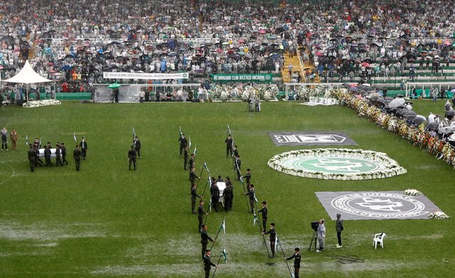 Los cuerpos de los jugadores del Chapecoense y el resto de los fallecidos, fueron trasladados al estadio Arena Condá.