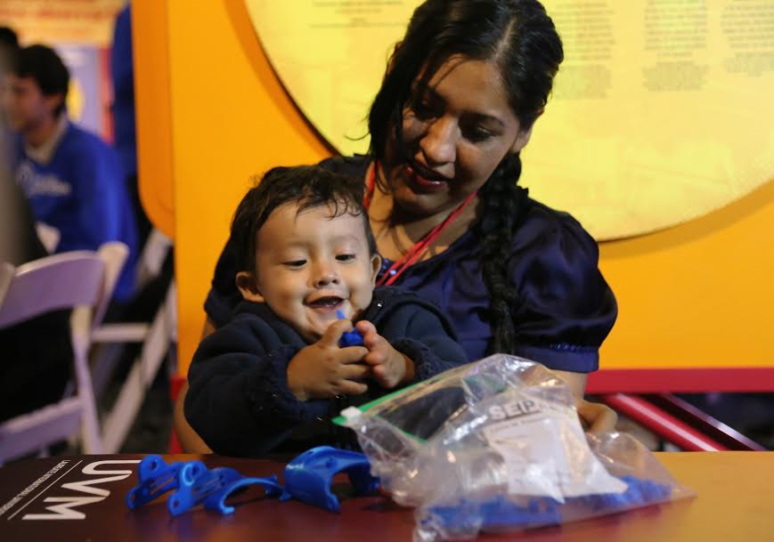 Entregan manos mecánicas a 40 niños y jóvenes