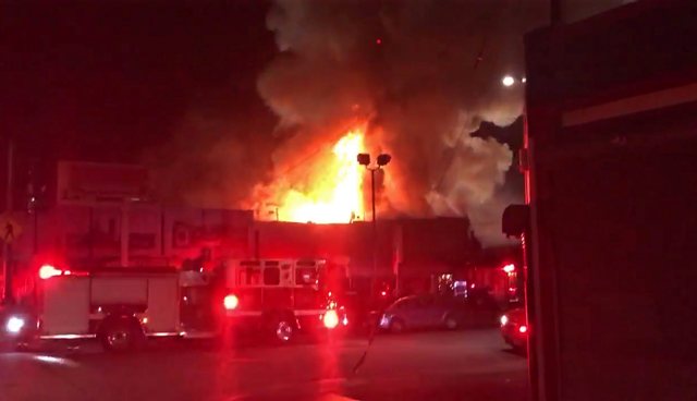 Al menos nueve personas murieron y otras 15 están desaparecidas tras un gran incendio en una fiesta de música electrónica en Oakland, en el estado de 