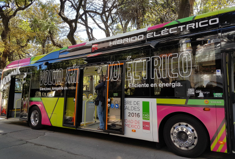 Uno de los dos autobuses eléctricos que facilitaron la movilidad durante la Cumbre de Alcaldes C-40 en la Ciudad de México, y de lo cuales varias unid