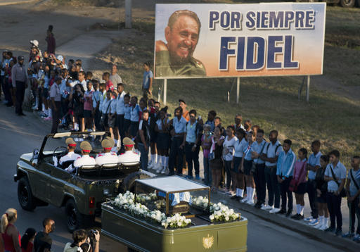 La caravana con las cenizas de Fidel Castro salió a las 6:40 hora local del Parque de la Revolución de Santiago de Cuba hacia el cementerio de Santa I