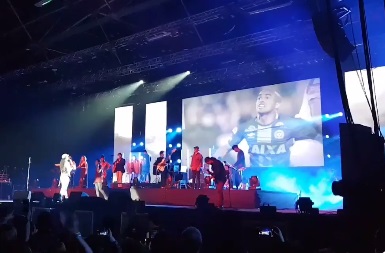 Carlos Vives rinde homenaje al Chapecoense en concierto.