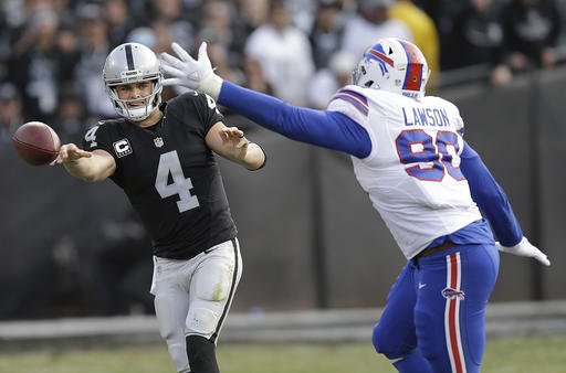 Derek Carr lanza ante la presión de un defensivo