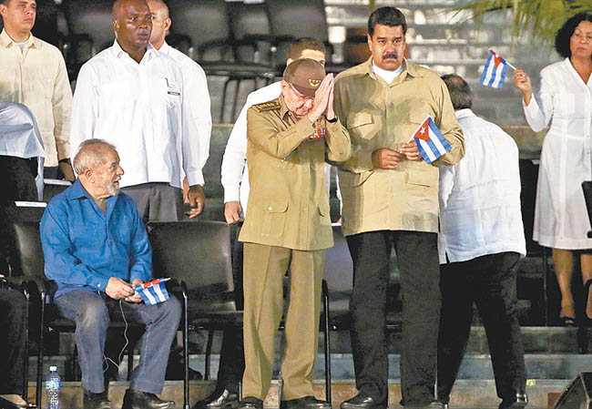 Lula da Silva (sentado) y Nicolás Maduro (der.) acompañaron al presidente cubano (centro) en la ceremonia. 