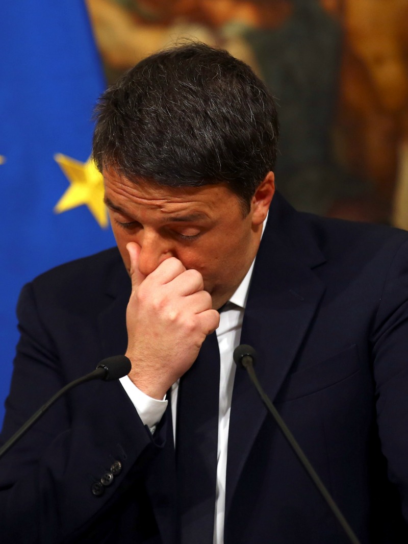 El primer ministro de Italia Mateo Renzi durante una conferencia tras conocer los resultados.