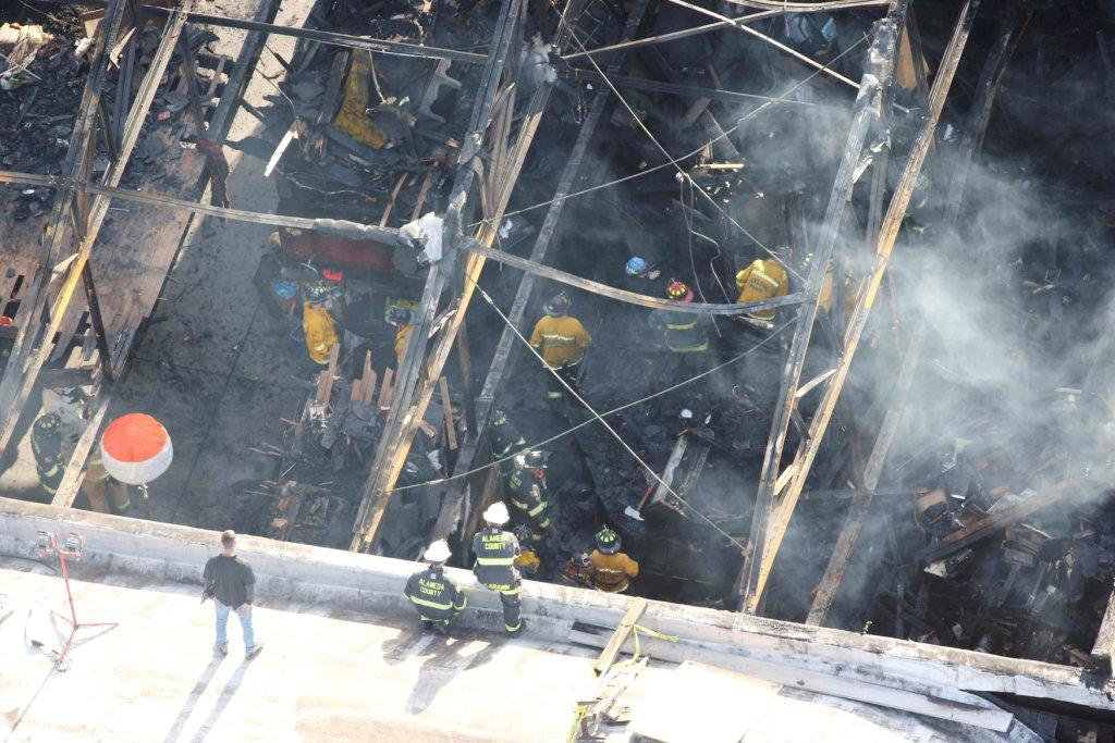 El techo del almacén, conocido como "El Barco Fantasma de Oakland", se derrumbó, lo que complica las labores de rescate.