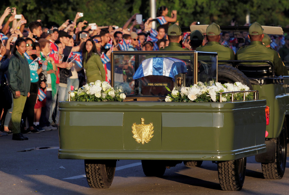 Un vehículo militar transporta las cenizas del fallecido expresidente, Fidel Castro, en La Habana.