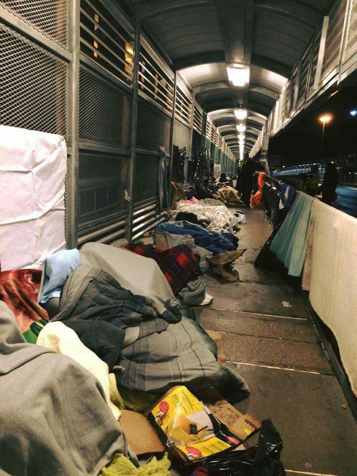 Migrantes duermen en puentes.