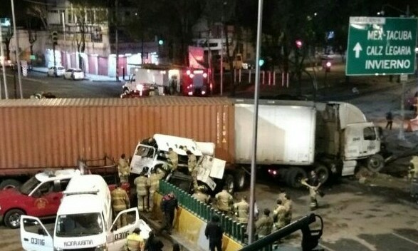 Presuntamente el choque fue debido a que uno de los choferes se pasó el alto, por estar en estado de ebriedad. 