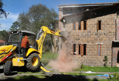 Dos edificaciones de ex funcionarios de la delegación Tlalpan fueron derrumbadas por personal de la actual administración, en la zona del Ajusco, por 