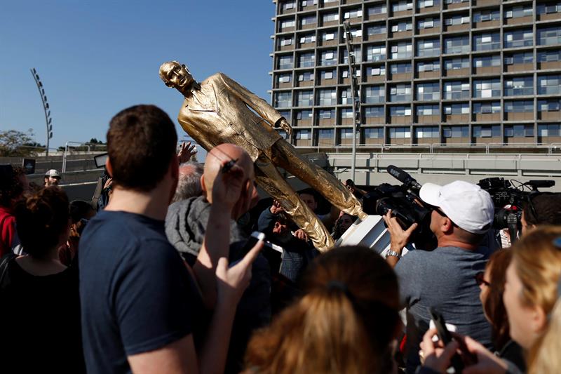 La estatua del primer ministro israelí, Benjamín Netanyahu, fue retirada la mañana de este martes.