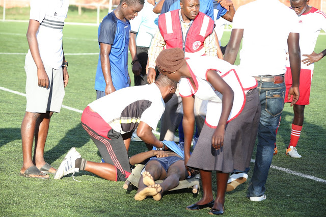 Ismail Mrisho Khalfan es atendido 