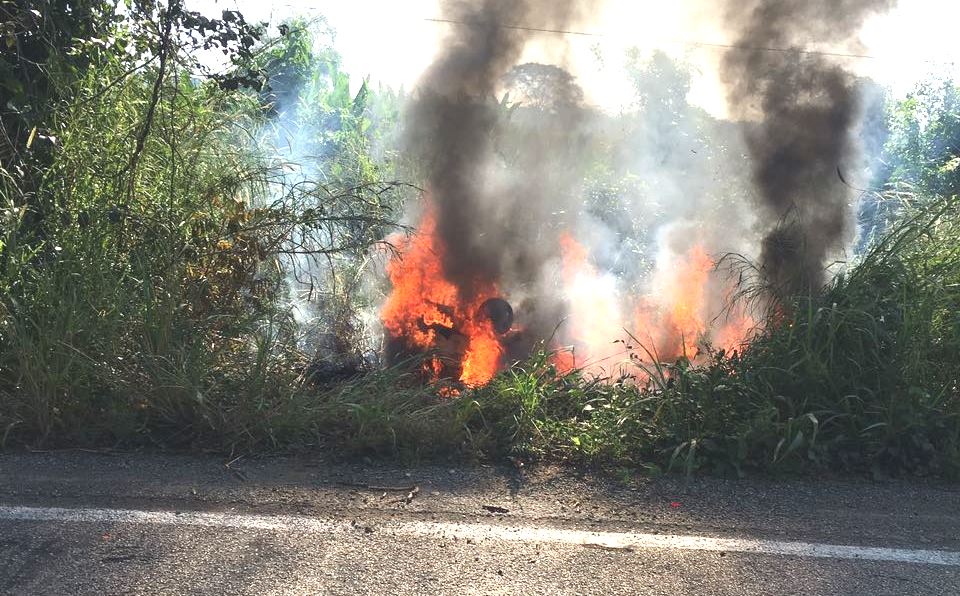 Cerca del mediodía, el automóvil marca Topaz en que circulaban tres personas fue baleado y quemado a un costado de la carretera. 