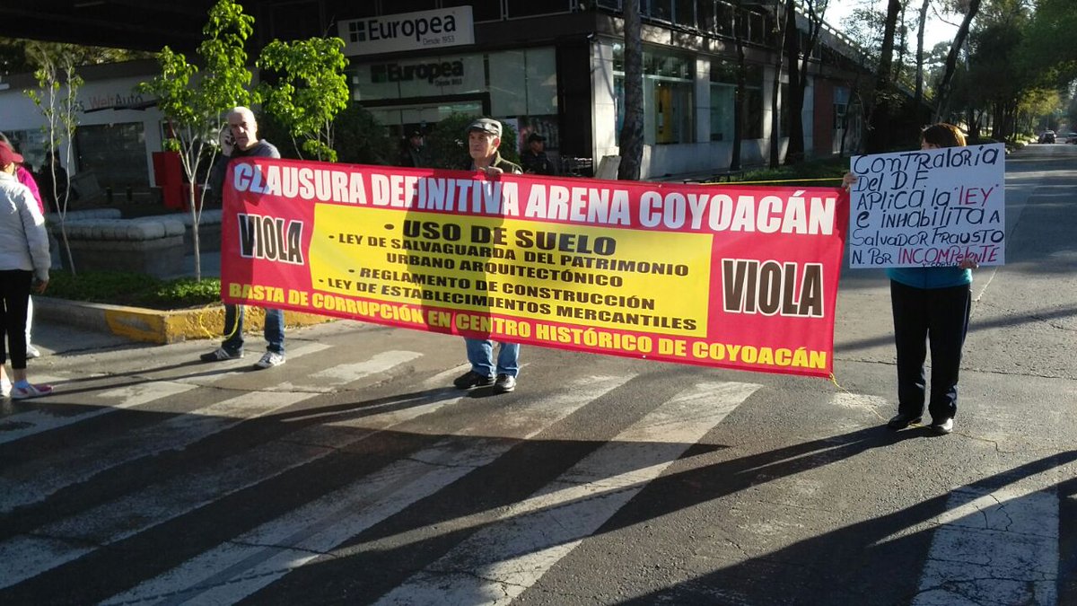 Desde las 09:00 horas, vecinos de Coyoacán protestan contra la construcción de la Arena Coyoacán. 