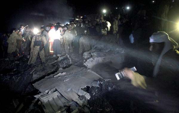 El avión se estrelló en la zona montañosa al norte de Pakistán con 48 personas a bordo.