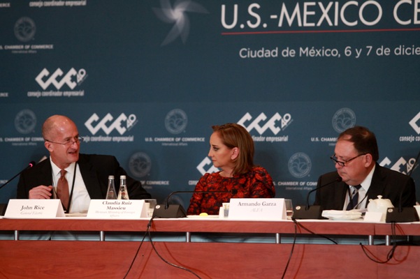 La canciller Claudia Ruiz Massieu se reunió con empresarios mexicanos y estadunidenses.