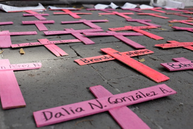 Cruces rosas para recordar a mujeres víctimas de violencia de género. 