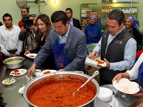 El delegado de Sedesol, José Luis De la Madrid Téllez y la titular del DIF, Alejandra Carrillo inauguraron el comedor para desamparados.