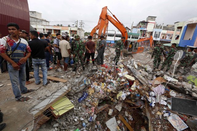Los equipos de rescate buscan a más sobrevivientes bajo los escombros de los edificios de Indonesia.