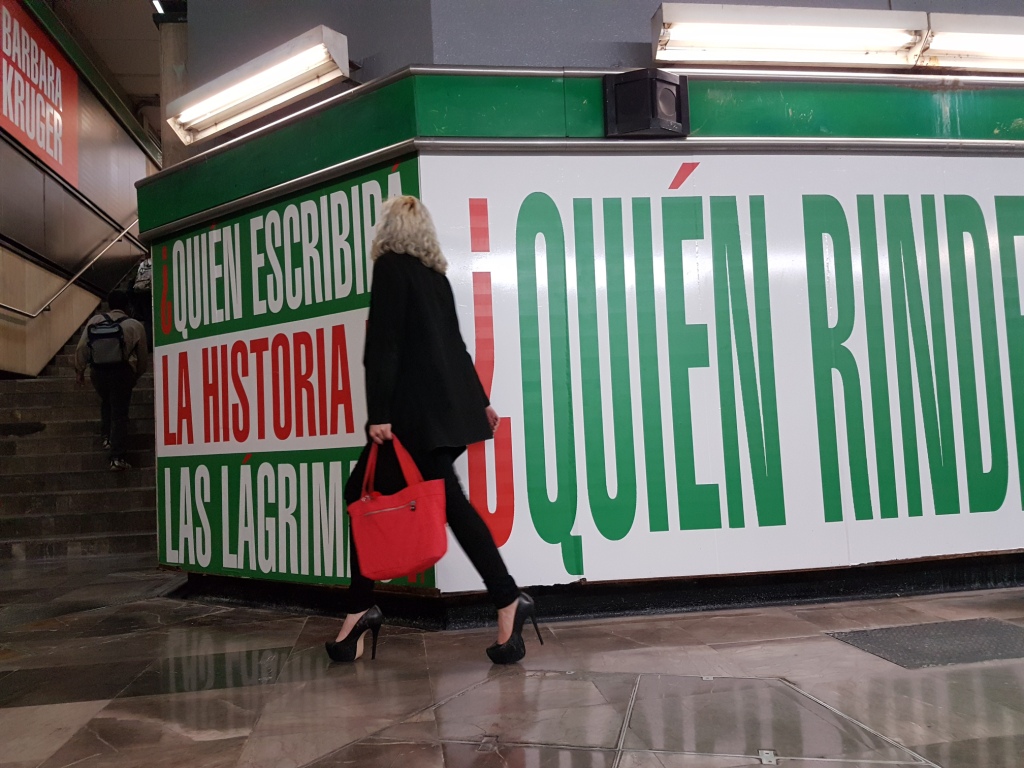 Hasta el 28 de febrero, los pasillos del Metro Bellas Artes expondrán la obra 'Empatía', de la artista conceptual estadunidense Barbara Kruger.