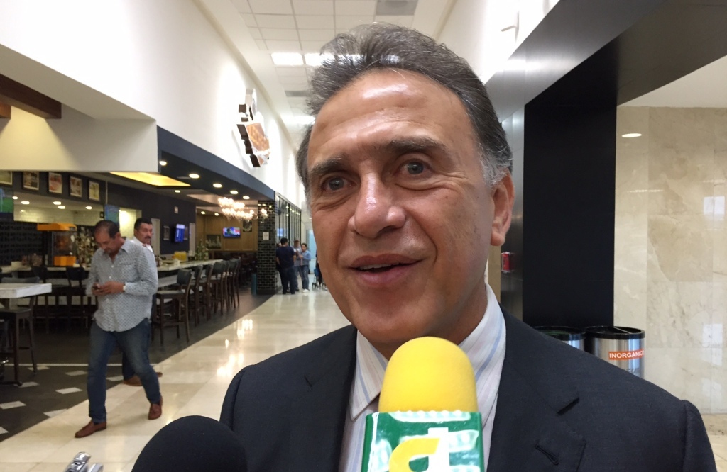 El gobernador advirtió que también revisará a la UPAV, tras expedir certificados sin cumplir con el mínimo de calidad educativa.