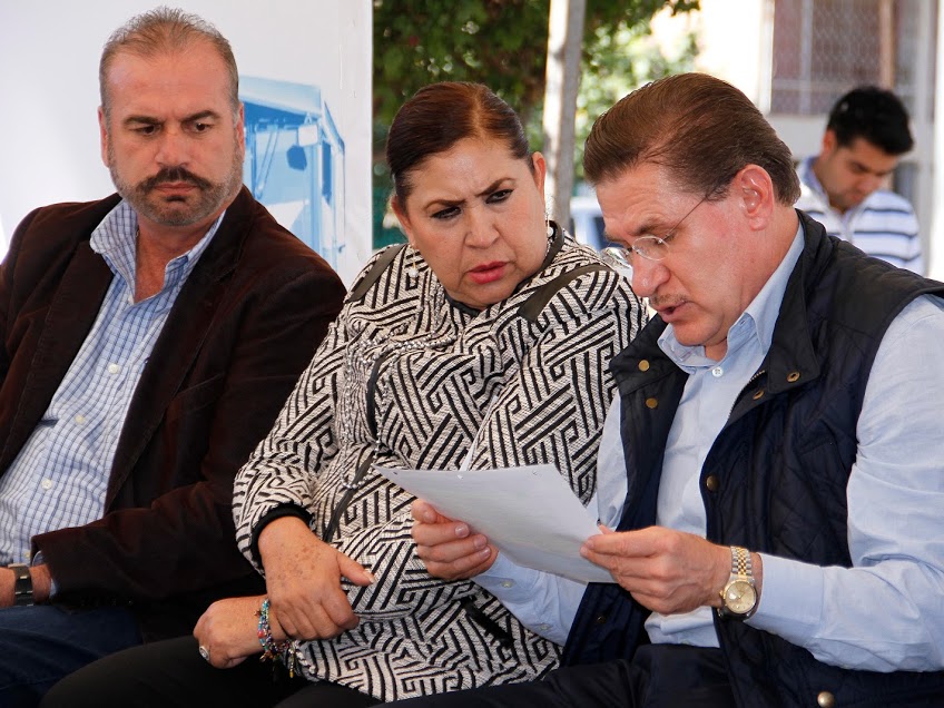 El gobernador de Durango, José Rosas Aispuro Torres, celebró la firma de contratos extranjeros de Pemex.