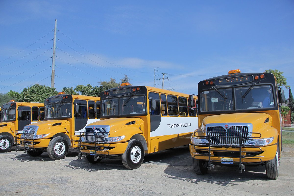 El Gobierno del Estado entregó este miércoles 41 autobuses para jóvenes que viven en municipios de las regiones Altos Sur, Sureste, Sur, Lagunas y Cen