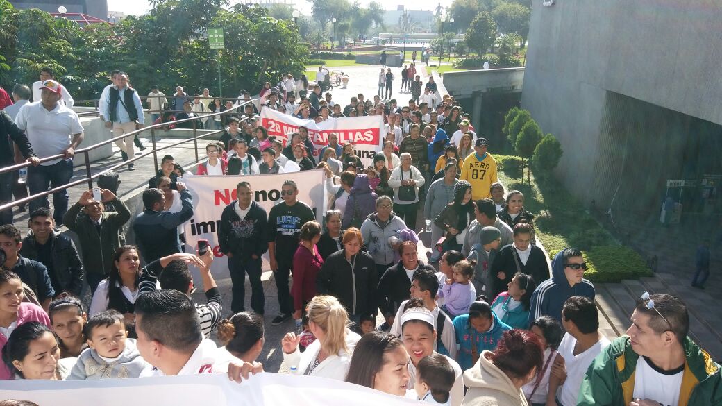 Integrantes del SINTOLED acudieron a las afueras del recinto legislativo. 