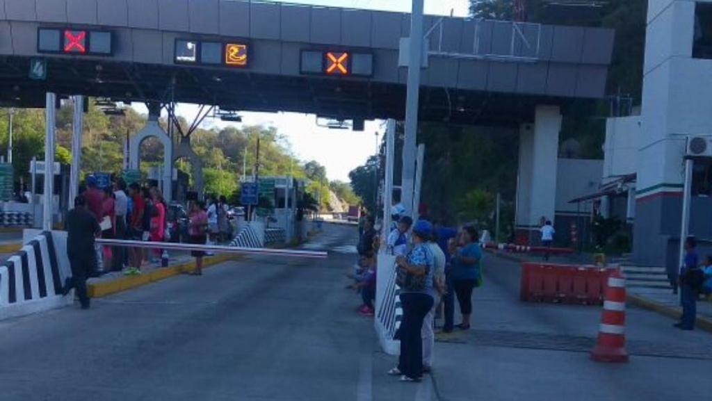 Los maestros repartieron un volante donde explicaban sus demandas a la SEG.