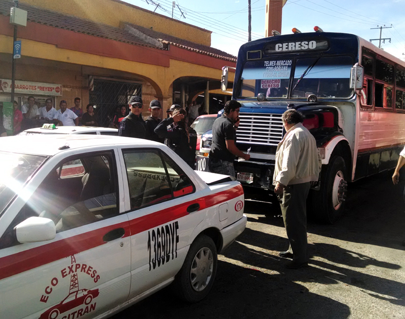 Mujer choca contra autobús al pasarse señal de alto. 