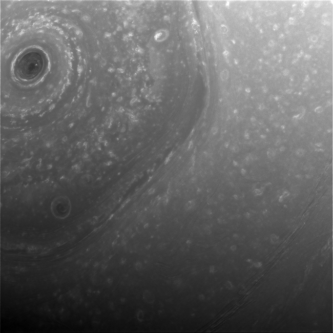 La nave Cassini, de la NASA, envió sus últimas fotos de la atmósfera de Saturno.
