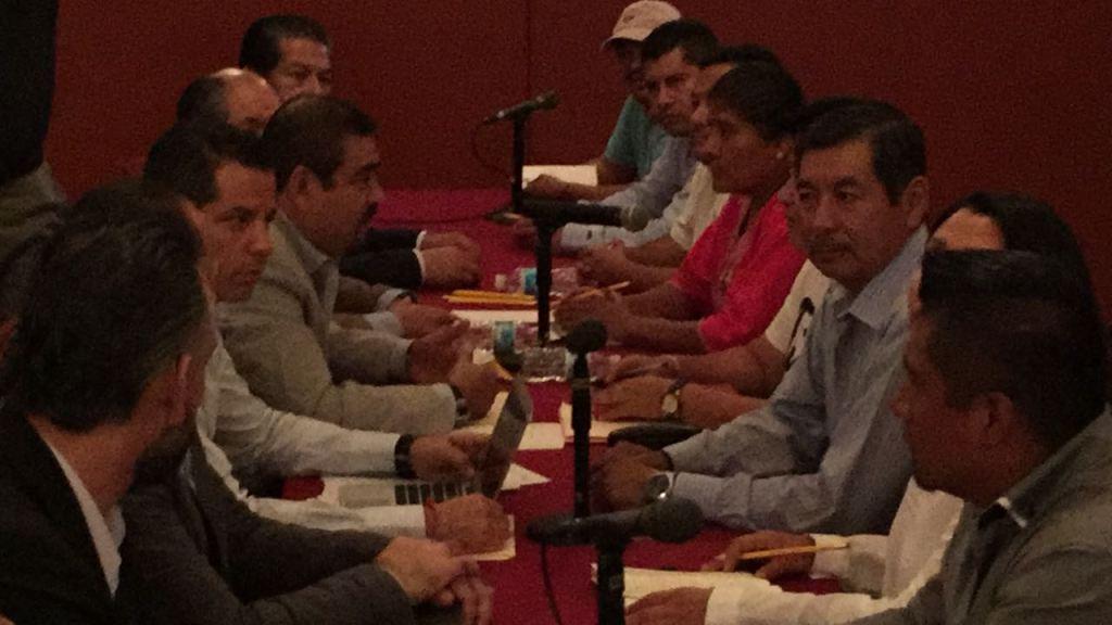 Reunión entre la CNTE y Murat.