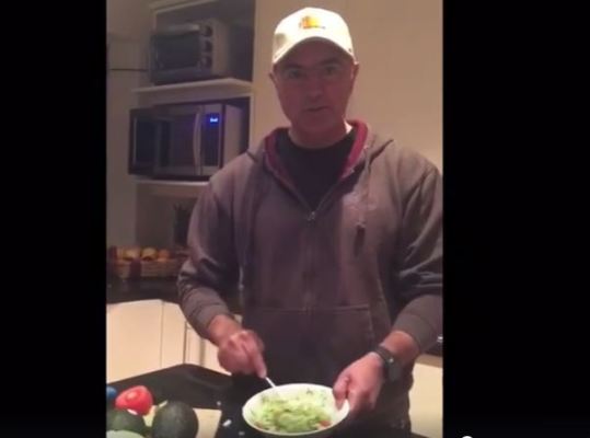 A través de un video en Facebook, el titular de la Sagarpa, José Calzada, invitó al #retoguacamole a sus compañeros de gabinete.