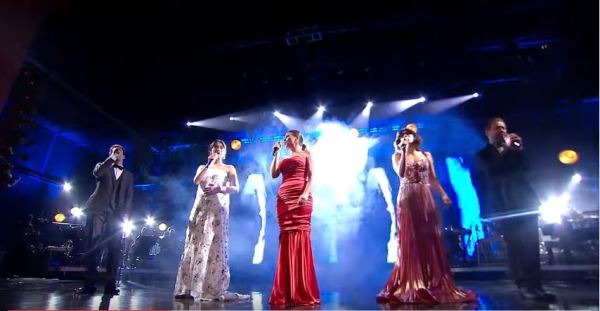 Los cinco actores entonaron la canción "Siempre en mi mente" de Juan Gabriel.