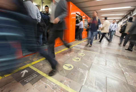 Algunos usuarios se apresuran para encontrar acomodo en alguno de los trenes.