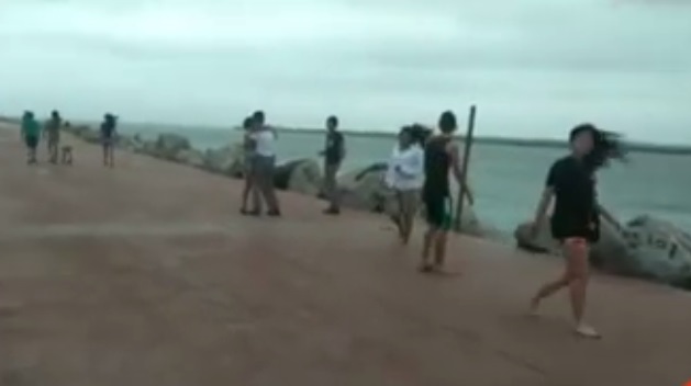 Asisten a las escolleras a pesar de las fuertes rachas de viento.