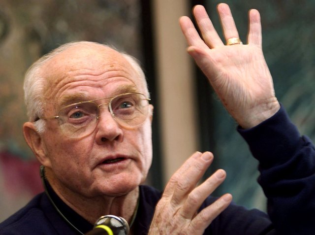 El ex astronauta John Glenn, que hizo dos veces historia al ser el primer estadunidense en ponerse en órbita y el primer jubilado en viajar al espacio