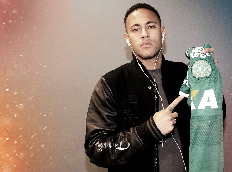 El futbolista Neymar con una playera del Chapecoense.