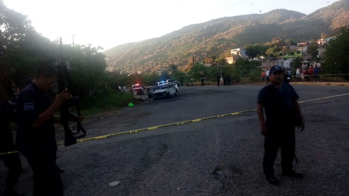 Encima de los cadáveres fueron colocados troncos para incinerarlos.