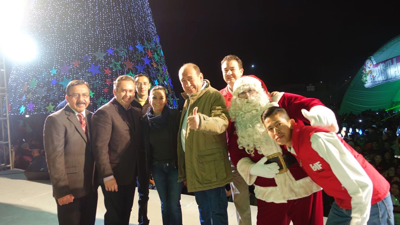 En Monclova se inauguró la pista de patinaje en hielo y el árbol de Navidad.