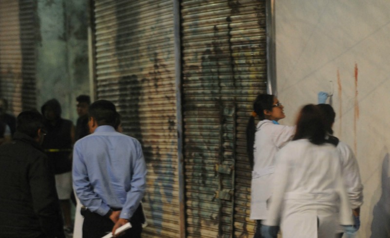 La policía capitalina resguardó el lugar donde fueron encontrados 12 casquillos percutidos.