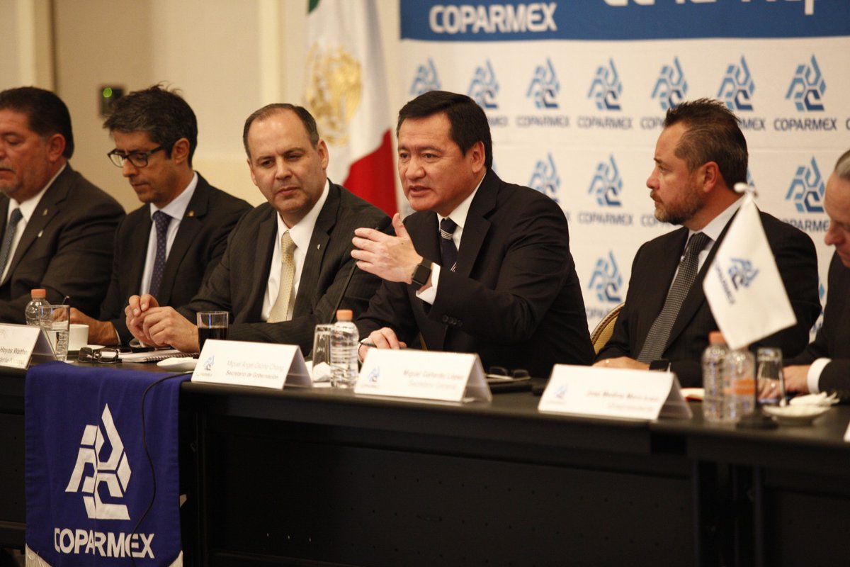 El secretario de Gobernación, Miguel Ángel Osorio Chong, en una reunión con empresarios.