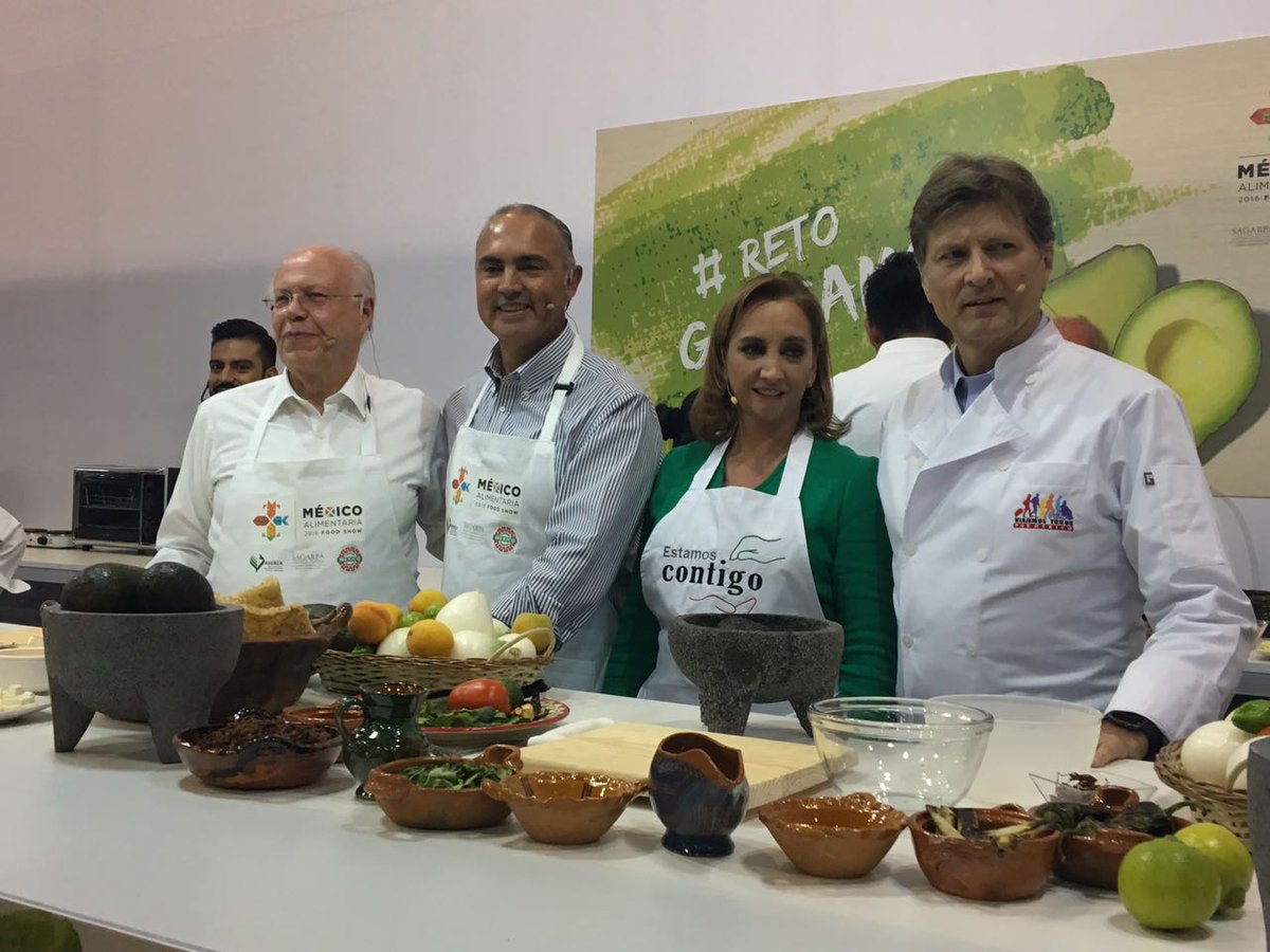 Los secretarios de Salud, José Narro; de Relaciones Exteriores, Claudia Ruiz Massieu, de Turismo, Enrique de la Madrid, y de Agricultura, José Calzada