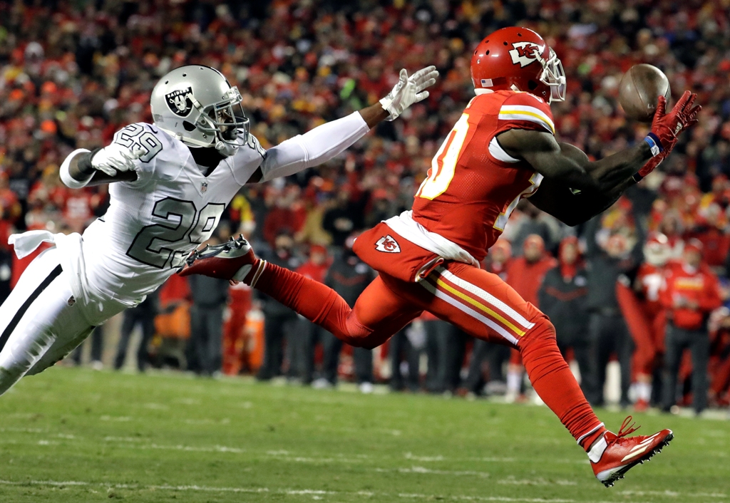 Tyreek Hill recibe el balón para realizar una anotación