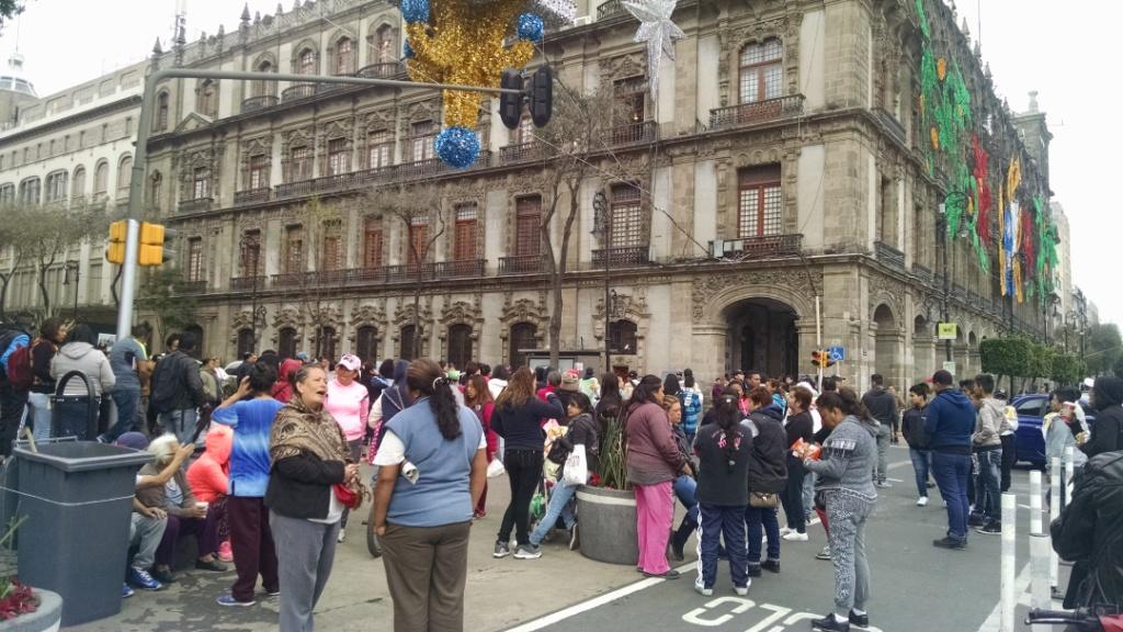 Comerciantes piden a autoridades de la Ciudad de México que les permitan instalar una romería en la calle de Apartado. 