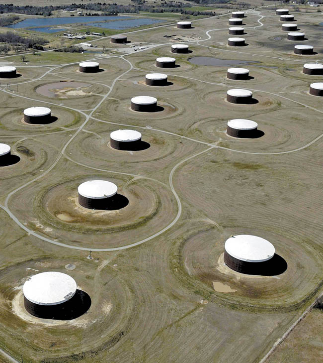 Contenedores de crudo en Oklahoma; la producción en EU cayó este año 560 mil barriles diarios. 