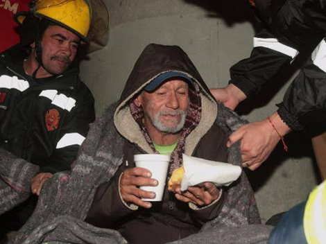 Los rescatistas apoyaron a quienes viven y duermen en la calle.