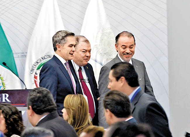 Miguel Ángel Mancera, Édgar Elías Azar y el titular de la PGR, Raúl Cervantes. 