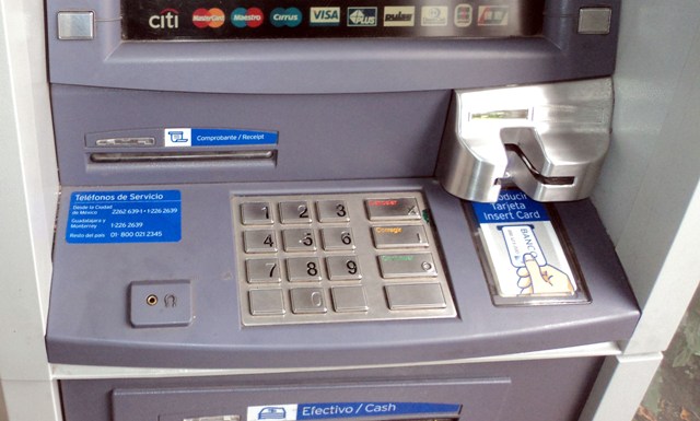 Delincuentes amenazan la integridad de usuarios en instituciones bancarias